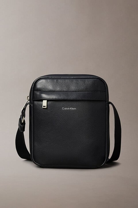 Erkek Dokulu Çapraz Askılı Postacı Çantası - Siyah 