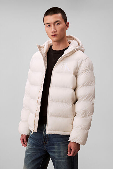 Erkek Normal Kalıp Dik Yaka Monogram Aplikeli Şişme Mont - Ekru 