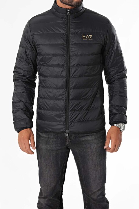 Erkek Tam Kalıp Dik Yaka Gold Logo Detaylı Şişme Mont - Siyah 