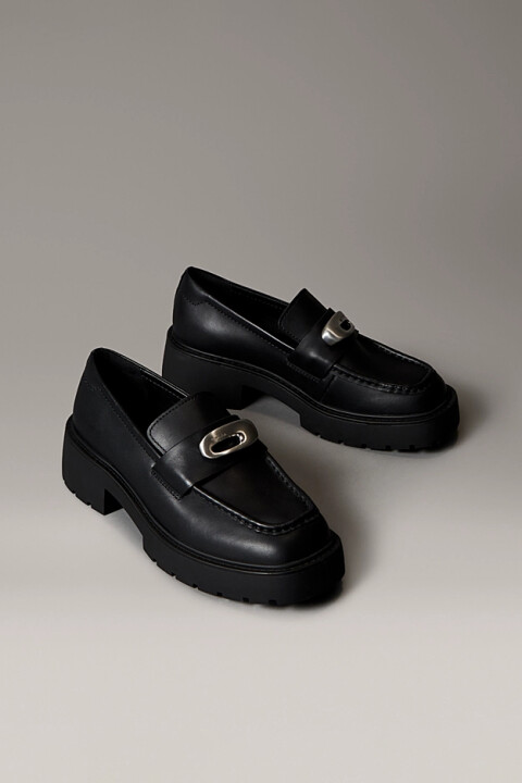 Kadın Chunky Metal Aksesuarlı Kalın Tabanlı Deri Makosen - Siyah 