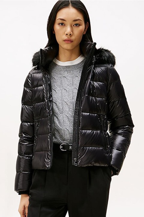 Kadın Gloss Slim Fit Parlak Görünümlü Kürklü Kapüşonlu Şişme Mont - Siyah 