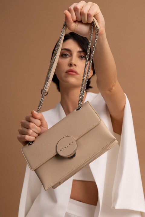 Kadın Kapaklı Zincir Askılı Yuvarlak Toka Detaylı Omuz Çantası - Vizon 