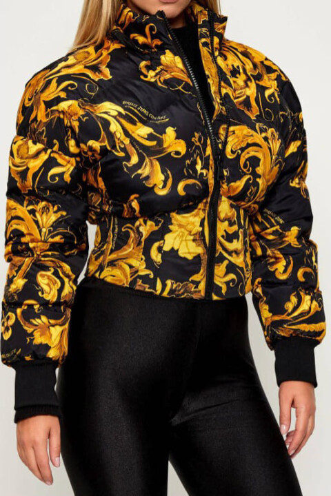 Kadın Regular Fit Barok Desenli Kürklü Kapüşonlu Crop Şişme Mont - Siyah/Altın Sarısı 