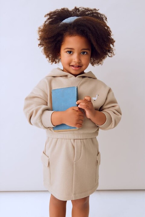 Kız Çocuk Kapüşonlu Kısa Sweatshirt ve Kargo Etekli Takım - Bej 